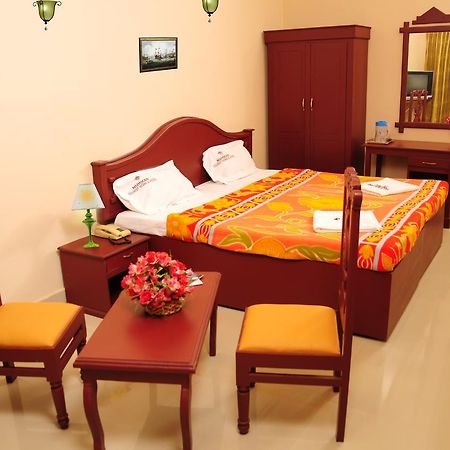 Hotel Nuhman Kondotty Buitenkant foto