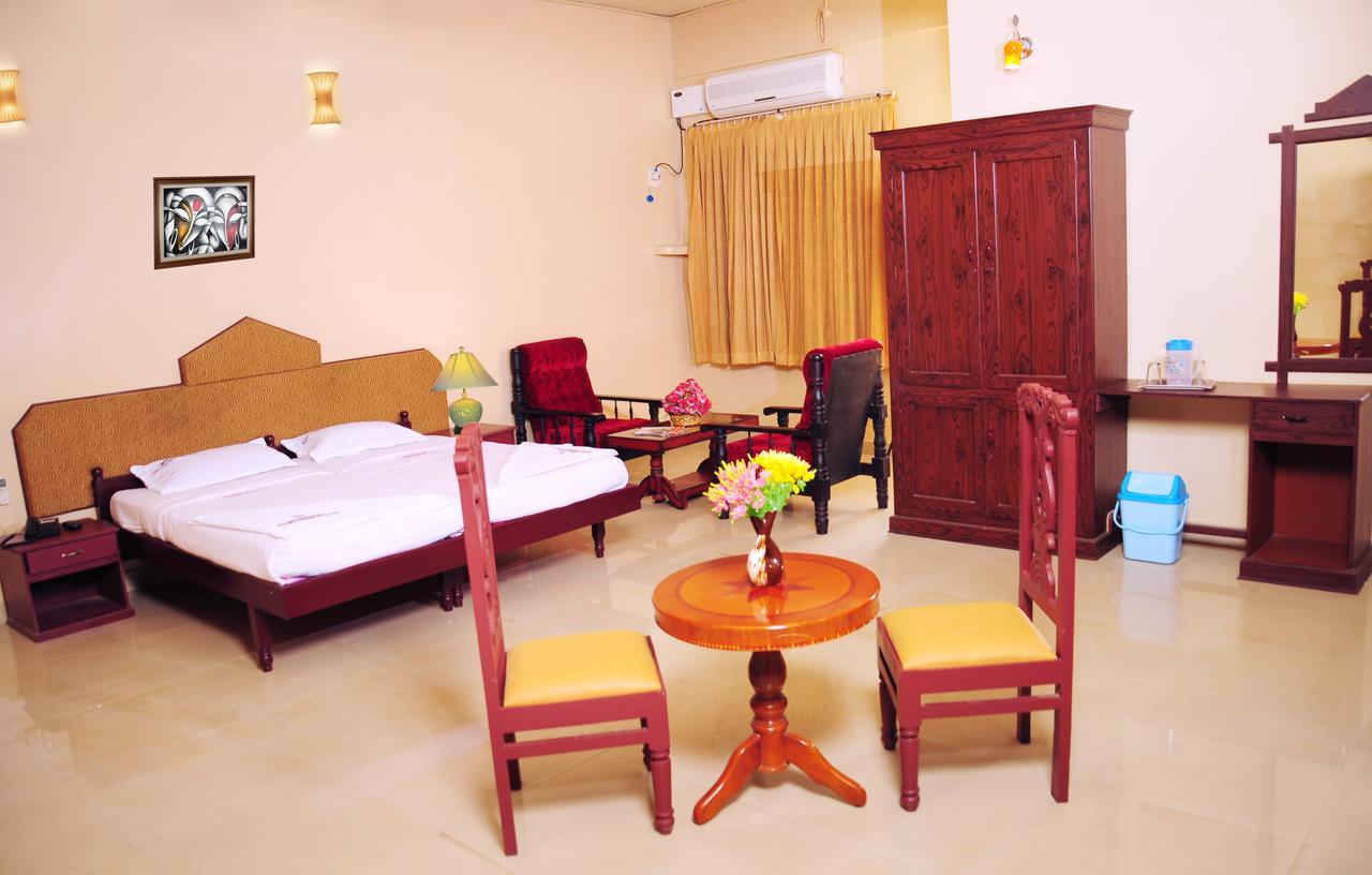 Hotel Nuhman Kondotty Buitenkant foto