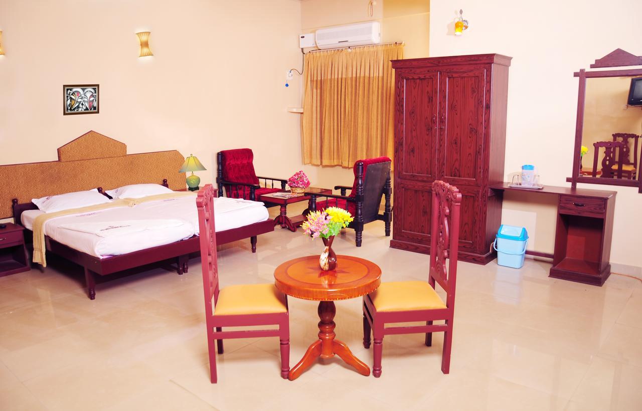 Hotel Nuhman Kondotty Buitenkant foto
