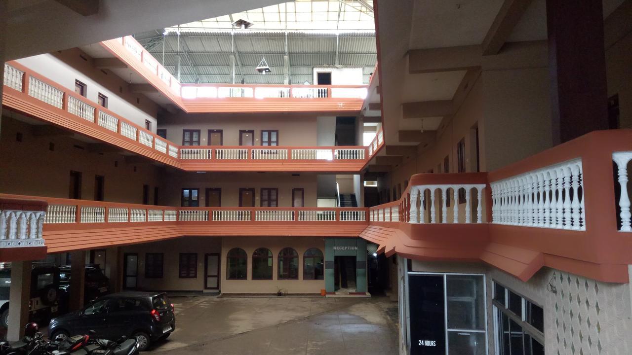 Hotel Nuhman Kondotty Buitenkant foto