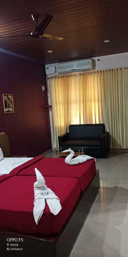 Hotel Nuhman Kondotty Buitenkant foto